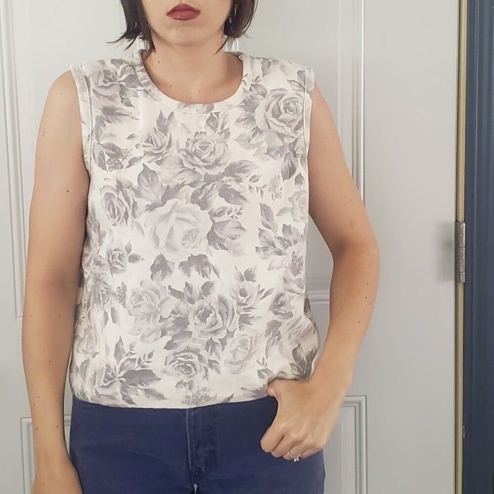 90s White and Gray Rose Print‎ Sleeveless Top